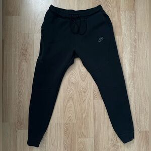 Nike men’s Tech sweatpants
Size medium